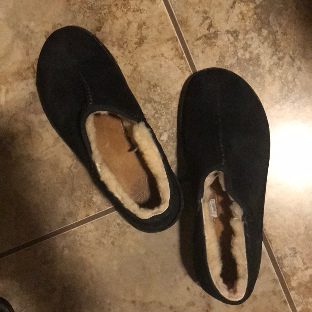 Ugg size 7 (I usually wear 6 or 6.5). Black